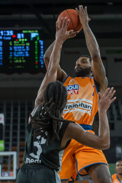 体育场地更 体育场地更